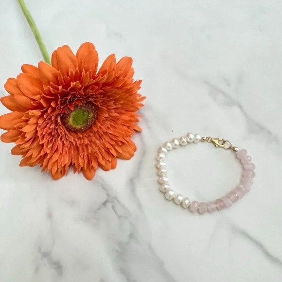 Pearl and Rose Quartz Hand Knotted Beaded Bracelet Gold Filled Clasp - Picture 2 of 9